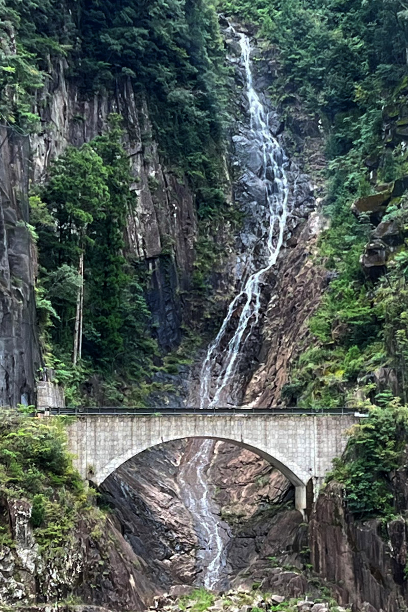 熊野川河岸の岸壁