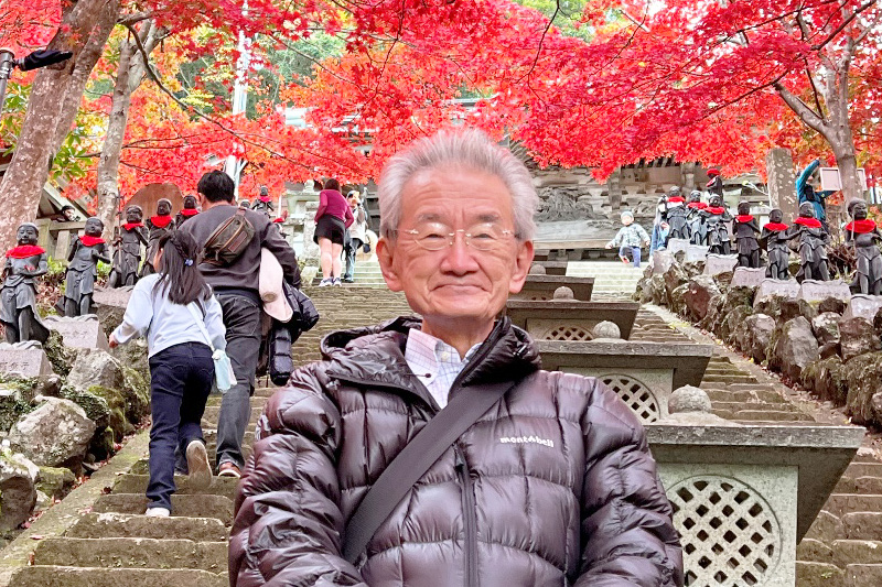 近森正幸相談役と大山寺参道の紅葉