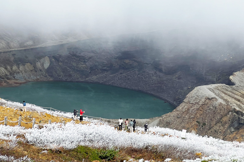 蔵王の御釜（おかま）（山頂にある火口湖）