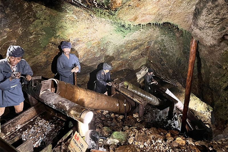 坑道内で水をくみ上げている様子