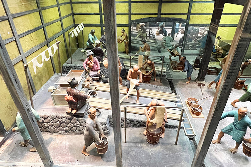 坑道内で水をくみ上げている様子