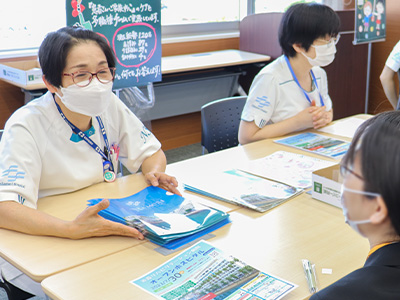 介護福祉士が説明する様子