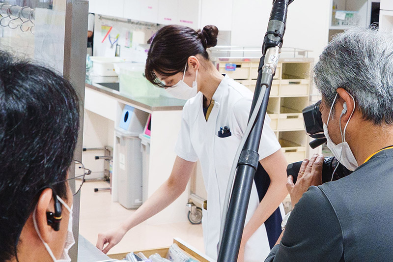 取材を受ける本荘看護師の様子