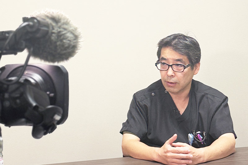取材を受ける石田医師の様子